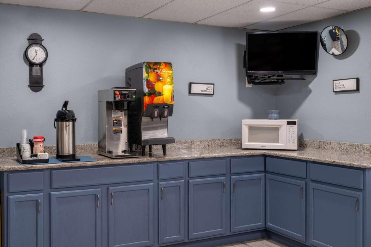 Super 8 By Wyndham Merrillville Bagian luar foto